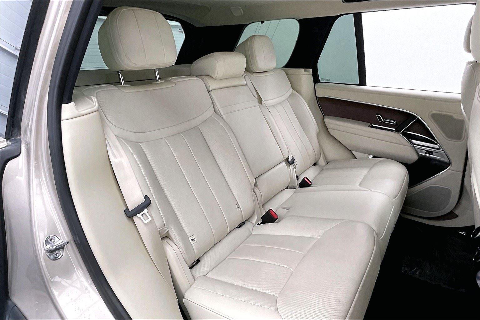 2025 Land Rover Range Rover SE photo 12