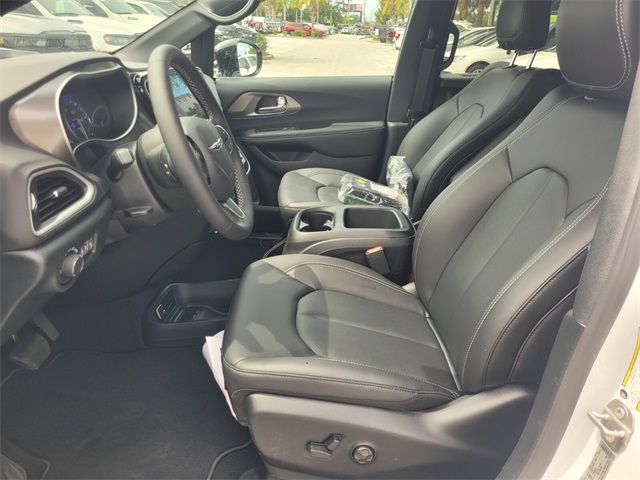 2026 Chrysler Voyager LX photo 3