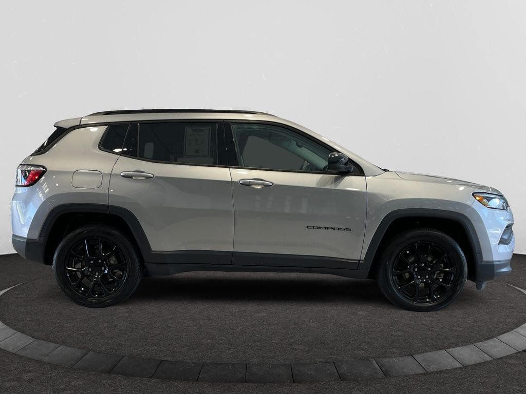 2022 Jeep Compass Latitude Lux photo 6