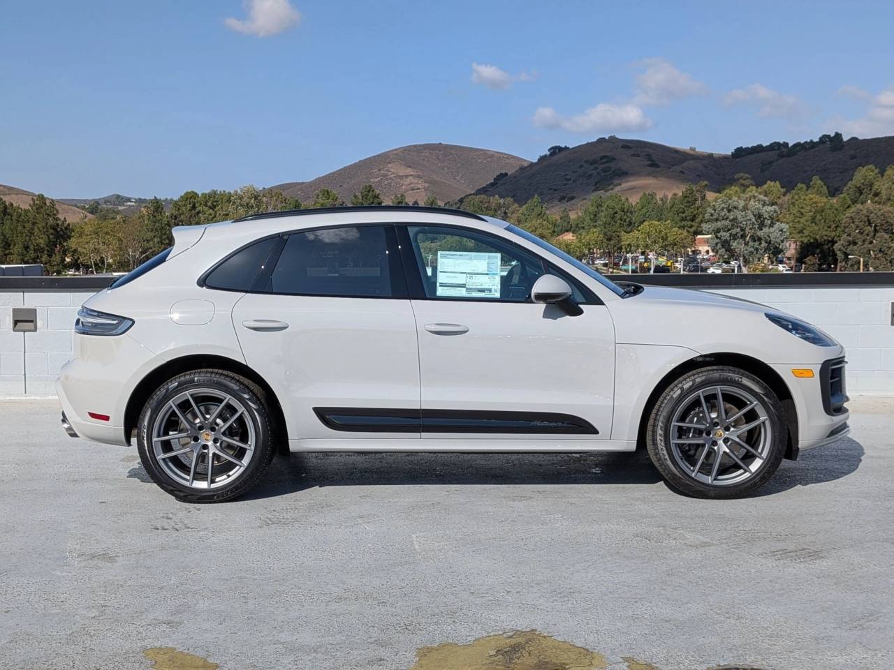 2025 Porsche Macan T photo 8