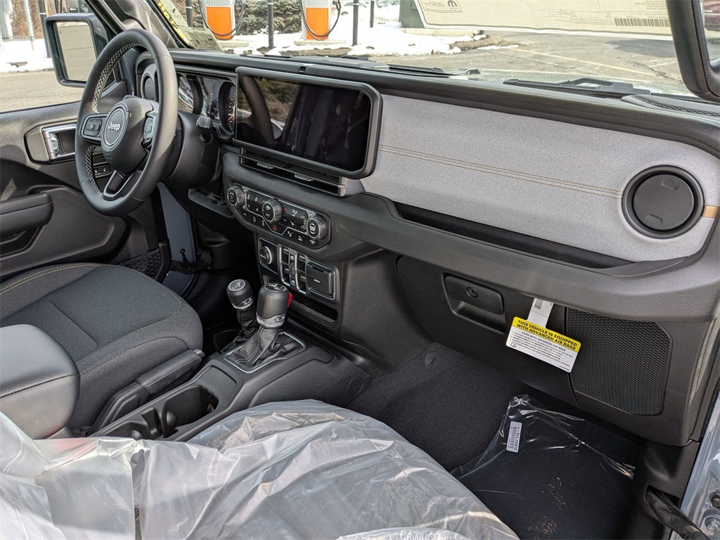 2025 Jeep Wrangler photo 20