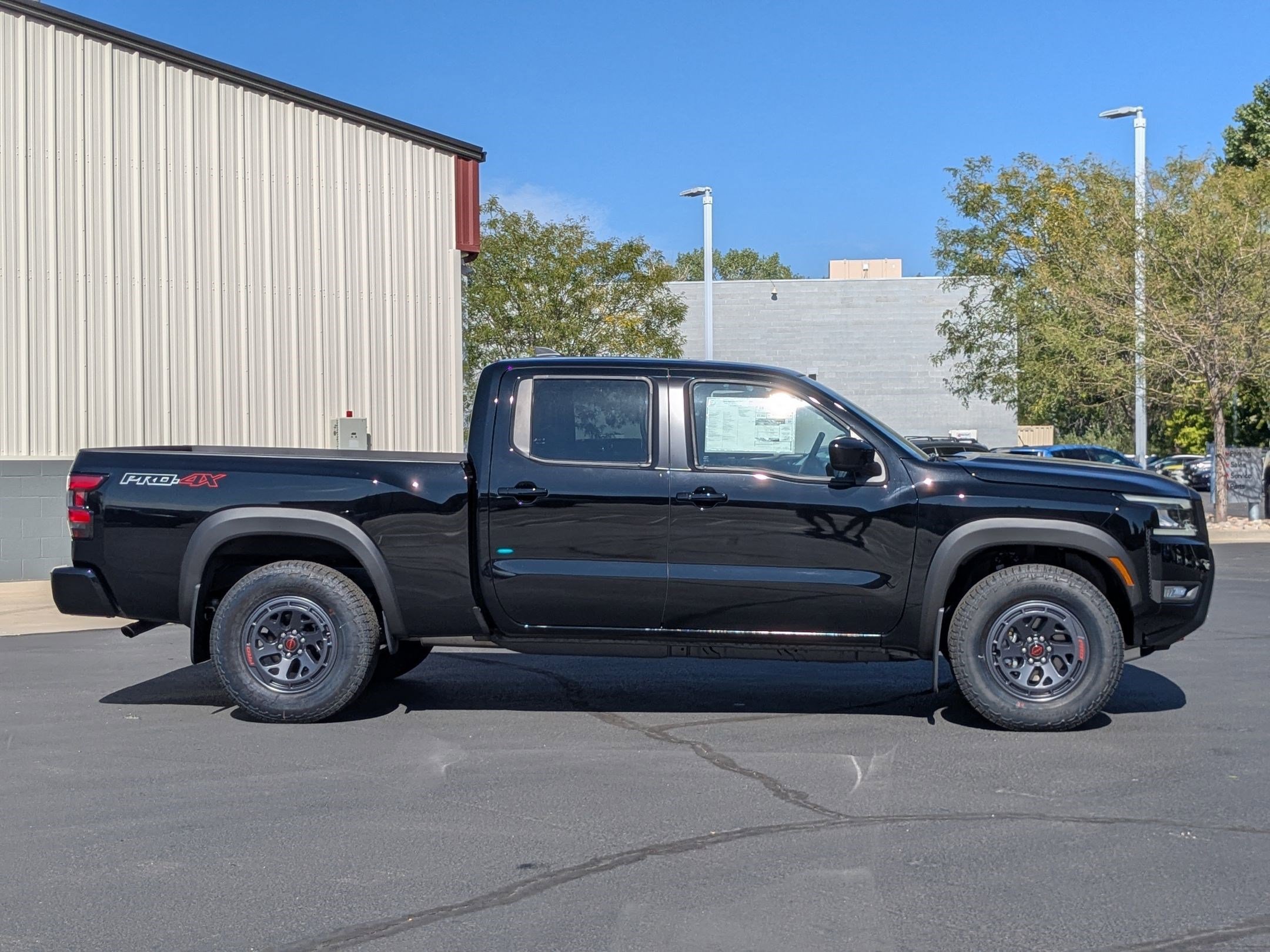 2025 Nissan Frontier Crew Cab PRO-4X photo 2