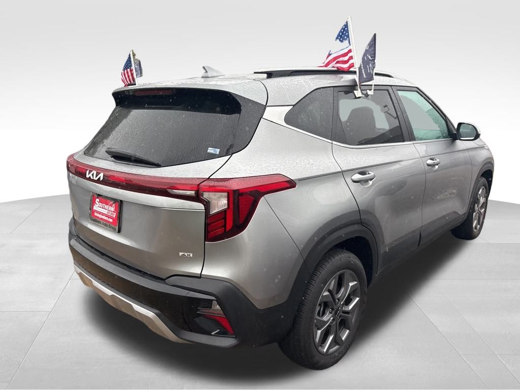 2024 Kia Seltos S photo 2