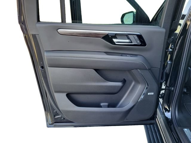 2025 Chevrolet Suburban Premier photo 17