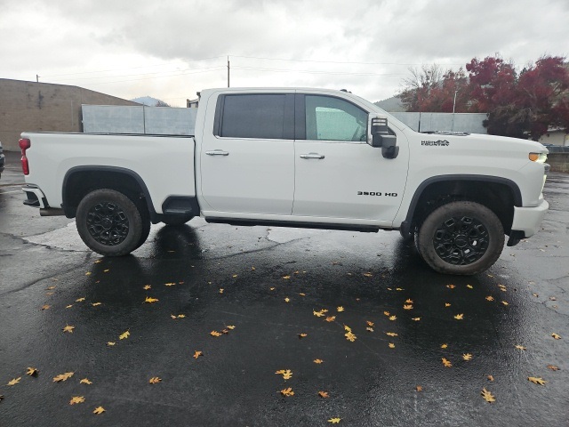 2022 Chevrolet Silverado 3500HD High Country photo 2