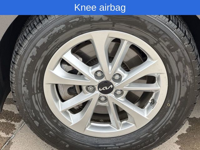 2023 Kia Carnival LX photo 10