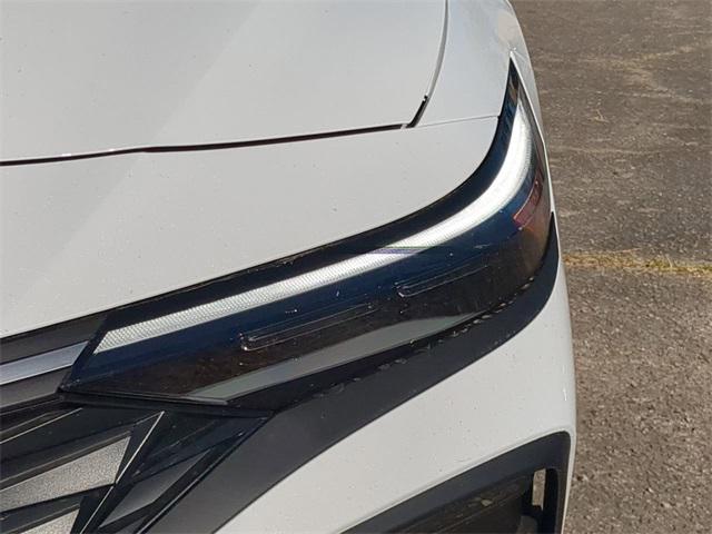 2025 Hyundai Elantra SE photo 9