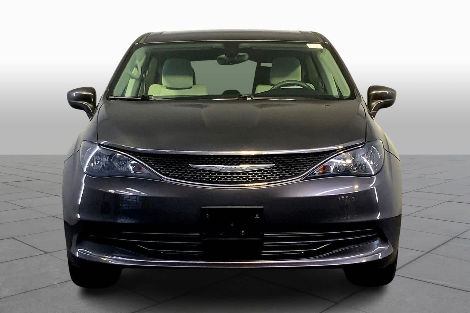 2017 Chrysler Pacifica Touring photo 3