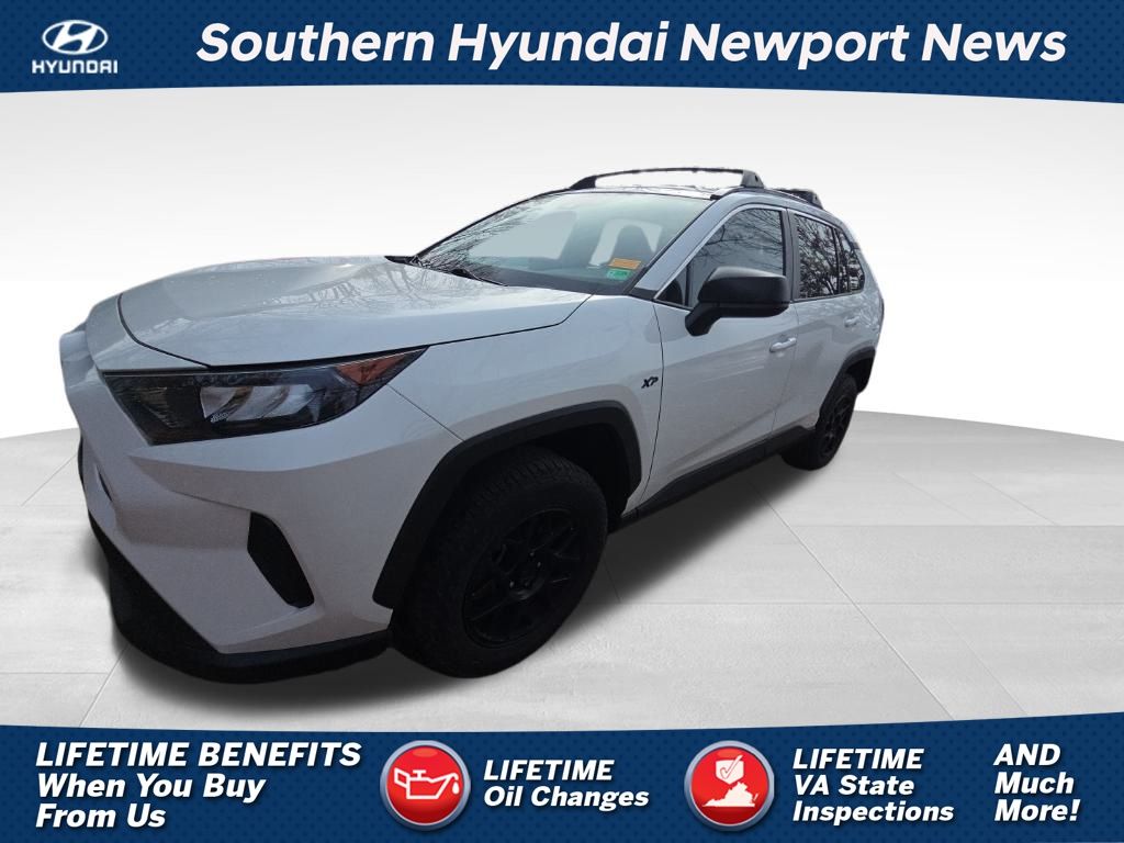 2021 Toyota RAV4 LE's photo
