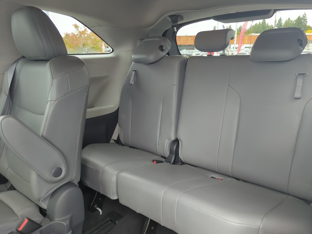 2021 Toyota Sienna XLE photo 20