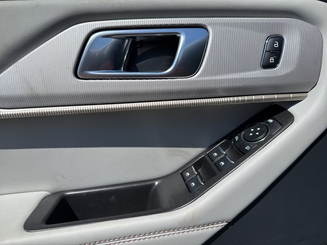 2025 Ford Explorer photo 26
