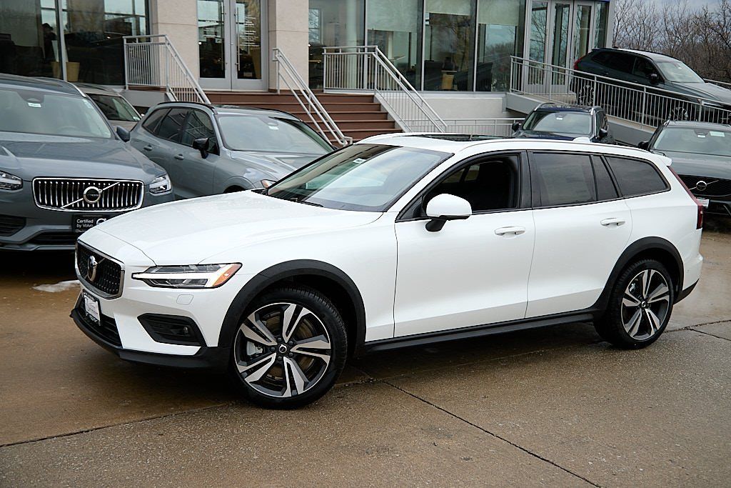 2026 VOLVO V60CC - Image 2