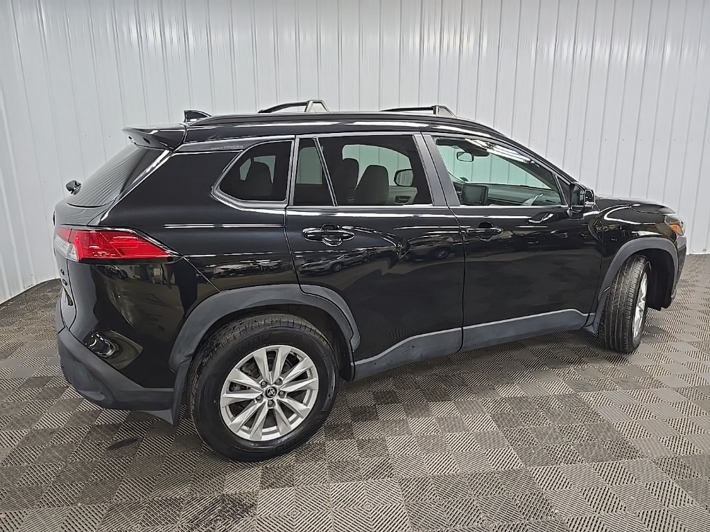 2022 Toyota Corolla Cross LE photo 3