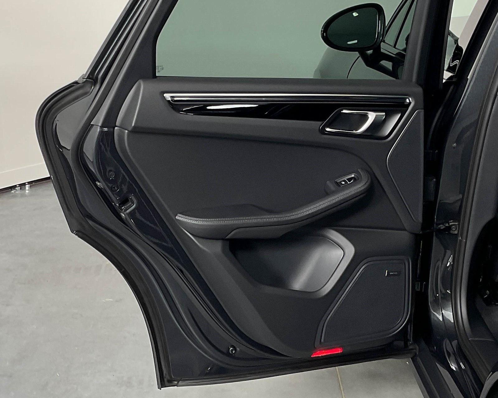 2025 Porsche Macan S photo 24