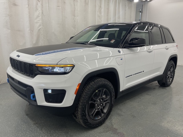 New 2024 Bright White Clear-Coat Exterior Paint Jeep Trailhawk 4xe image 4