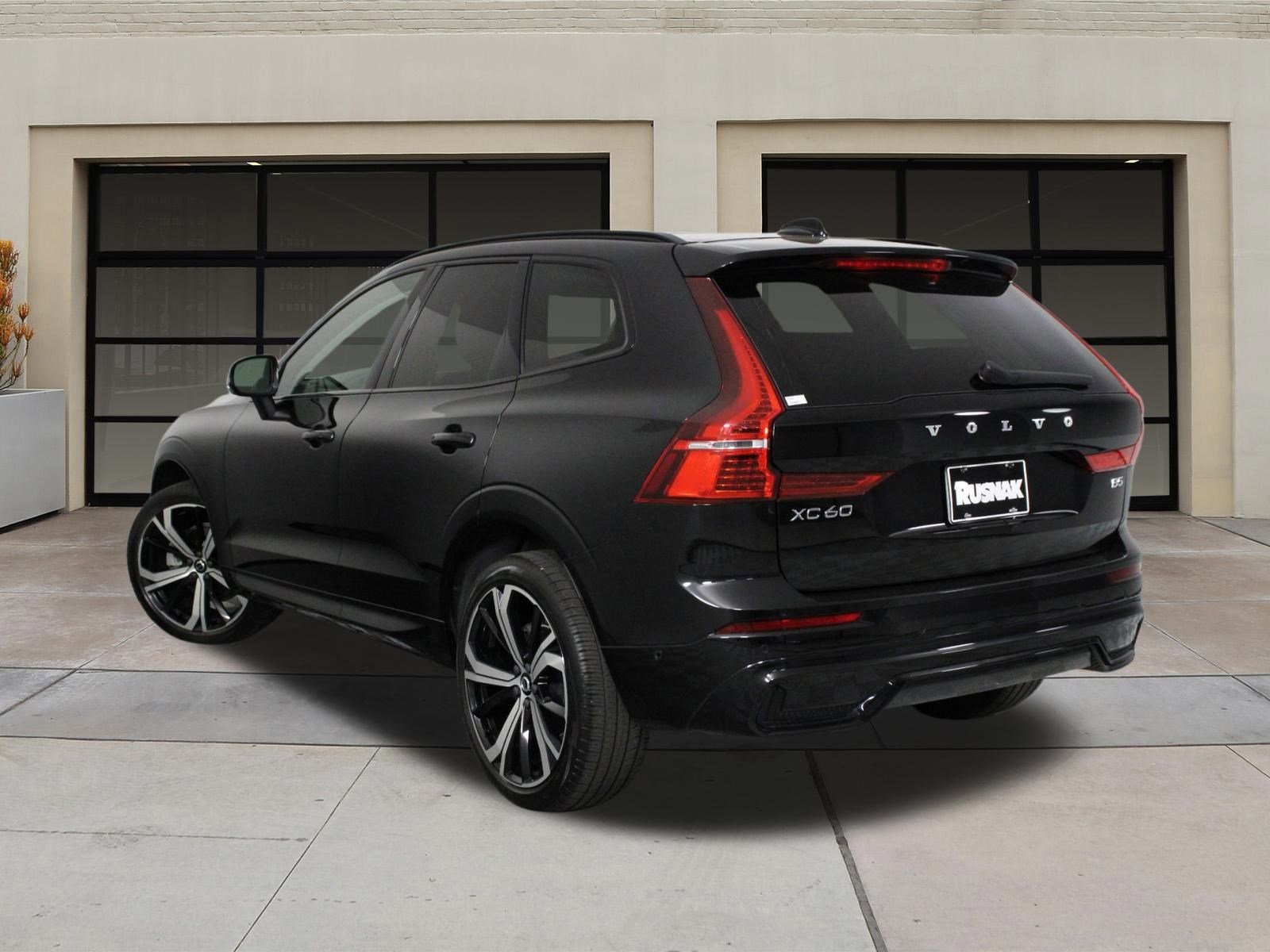 2023 Volvo XC60 B5 Ultimate photo 2