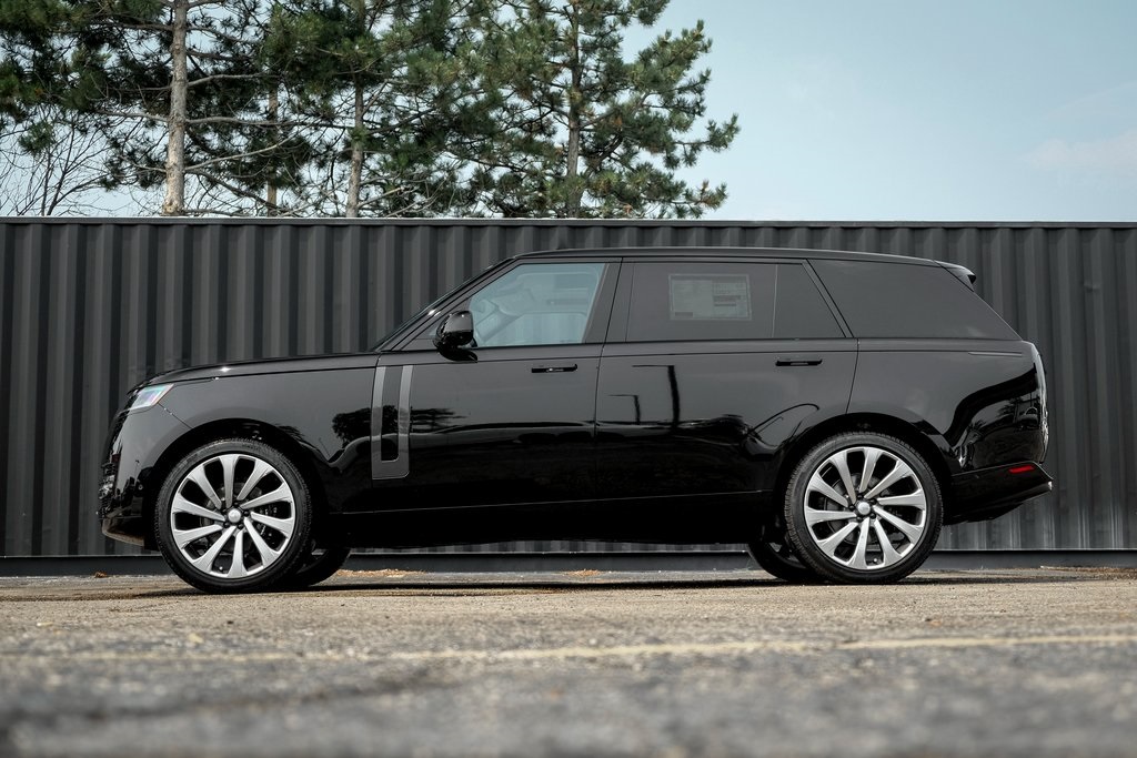 2025 Land Rover Range Rover SE photo 3