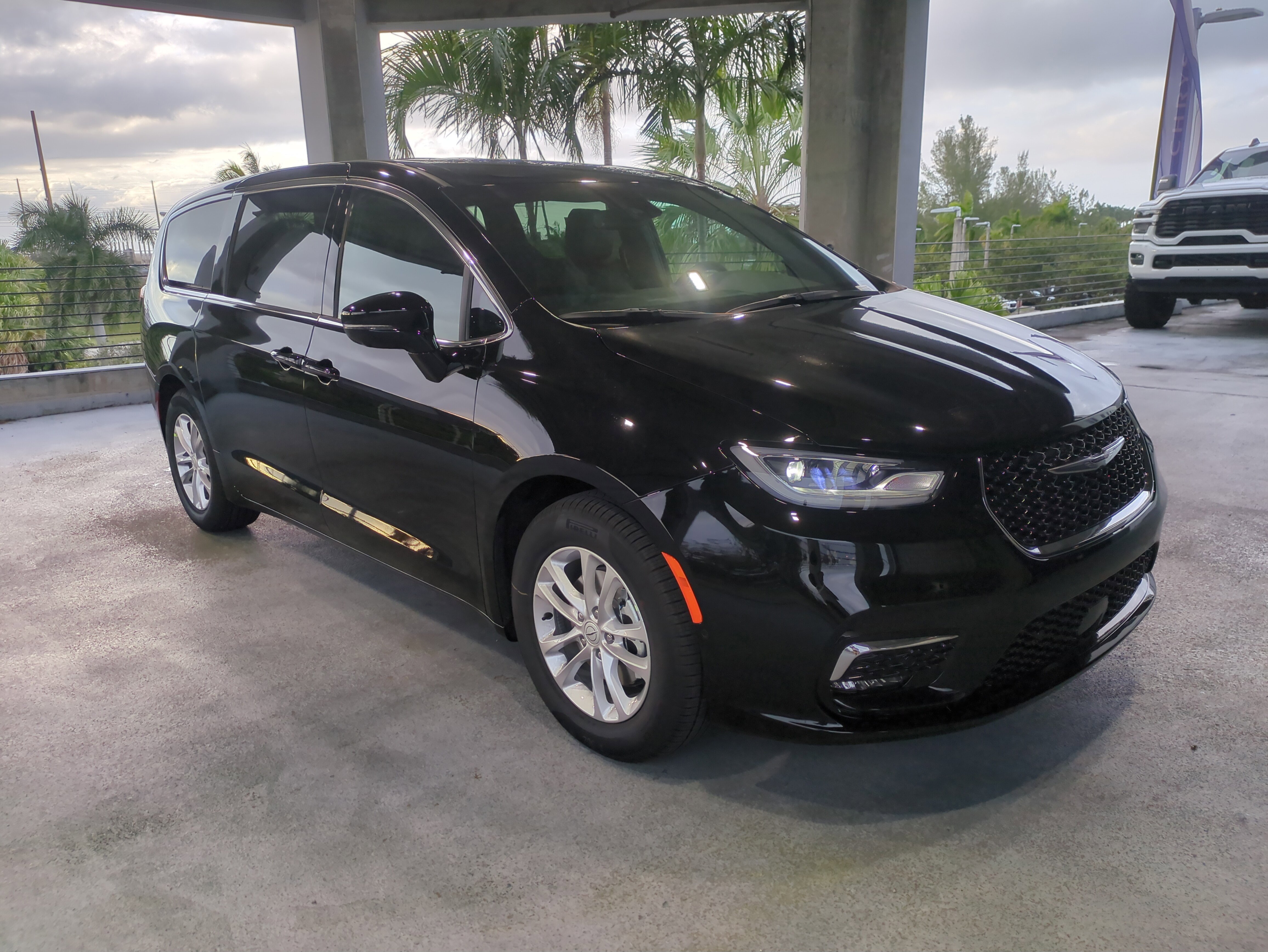 2026 Chrysler Pacifica Select's photo