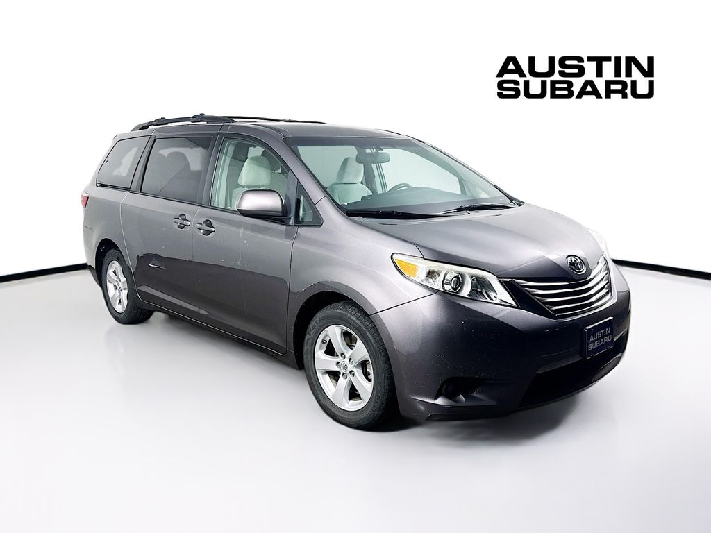 2015 Toyota Sienna LE's photo
