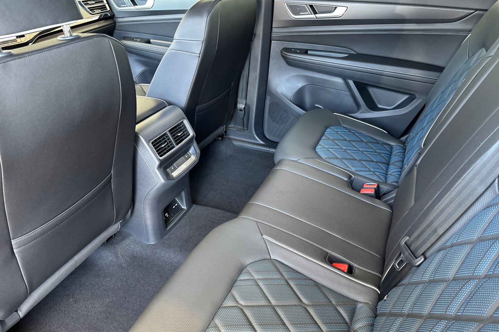 2025 Volkswagen Atlas Cross Sport SEL Premium R-Line photo 12