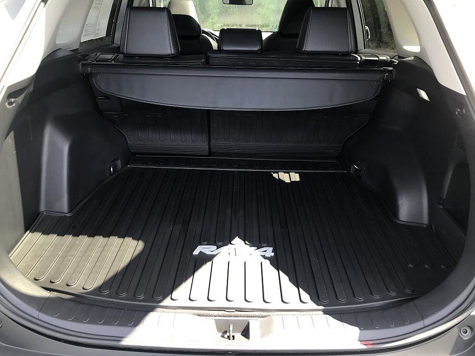 2023 Toyota RAV4 XLE Premium photo 13