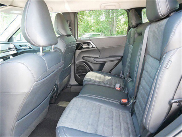 2025 Mitsubishi Outlander SE photo 4