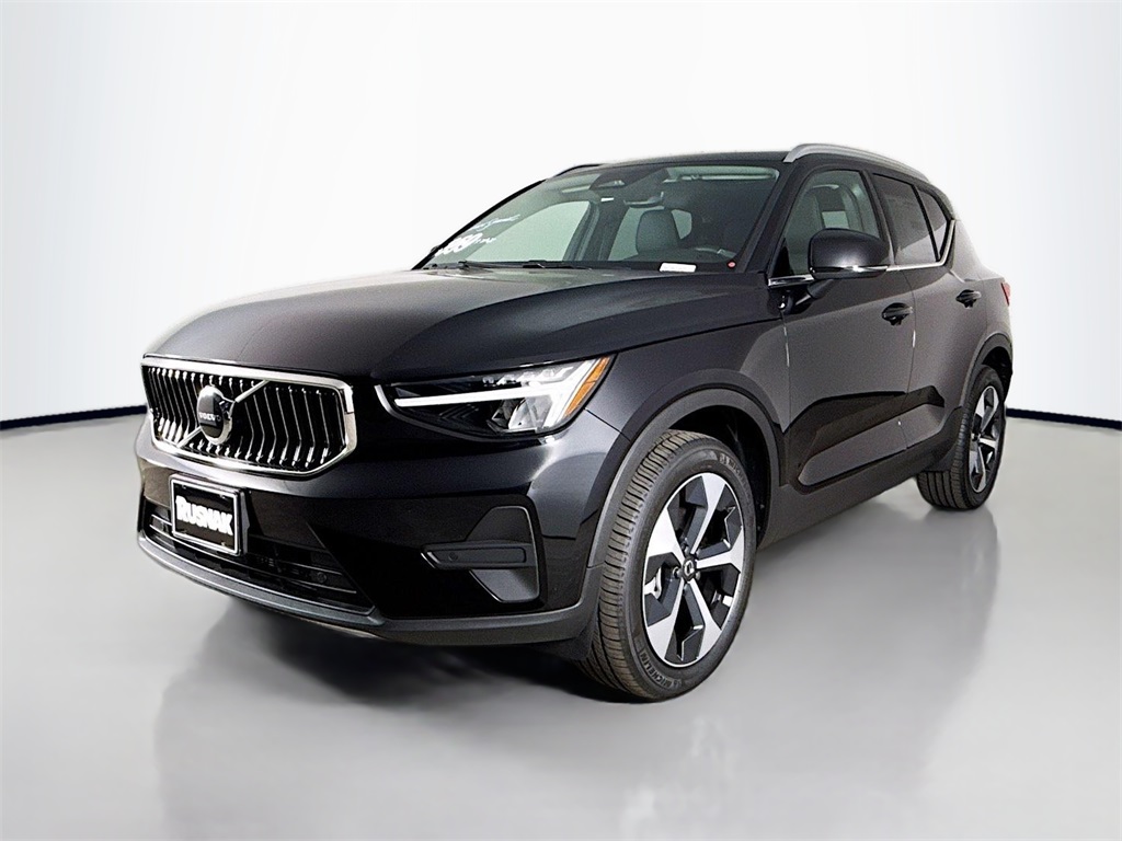 2025 Volvo XC40 Core photo 3