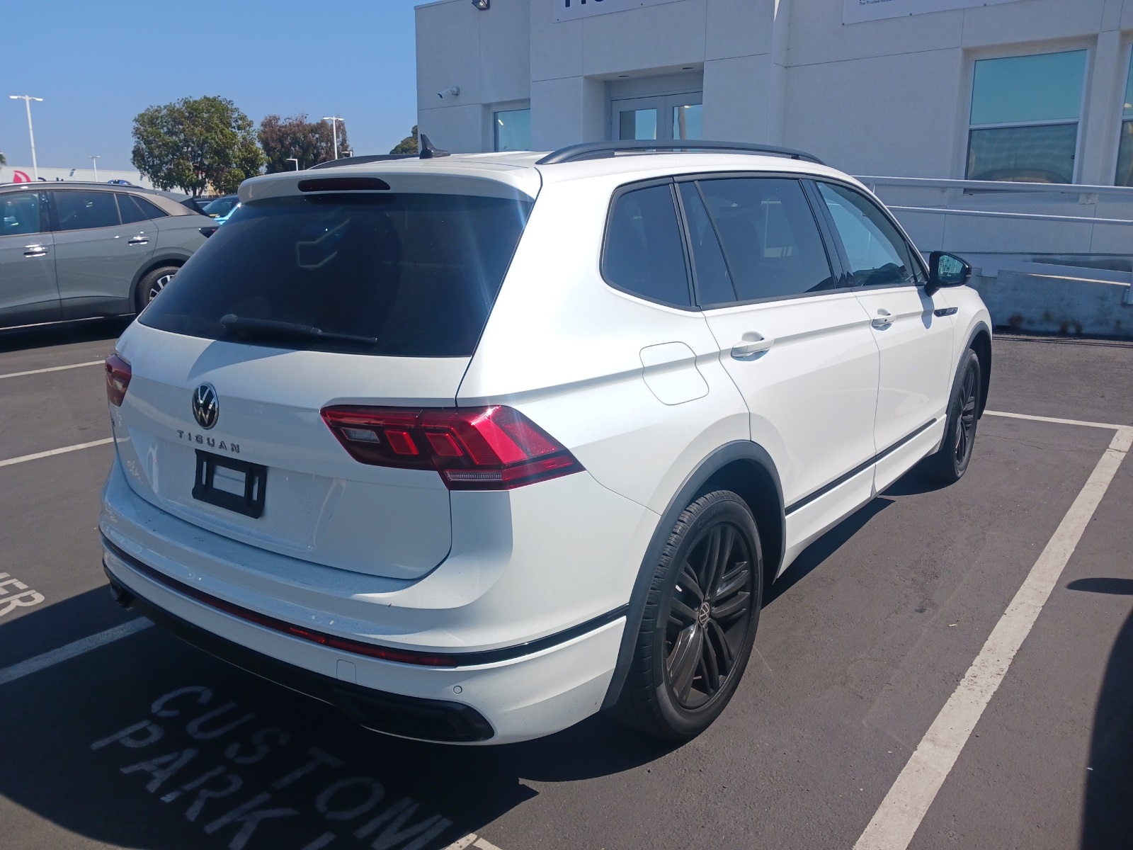 2022 Volkswagen Tiguan SE R-Line Black photo 3