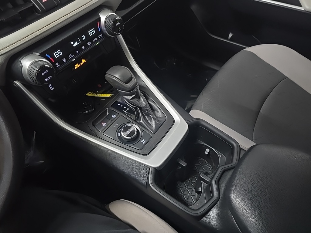 2024 Toyota RAV4 Hybrid XLE photo 24