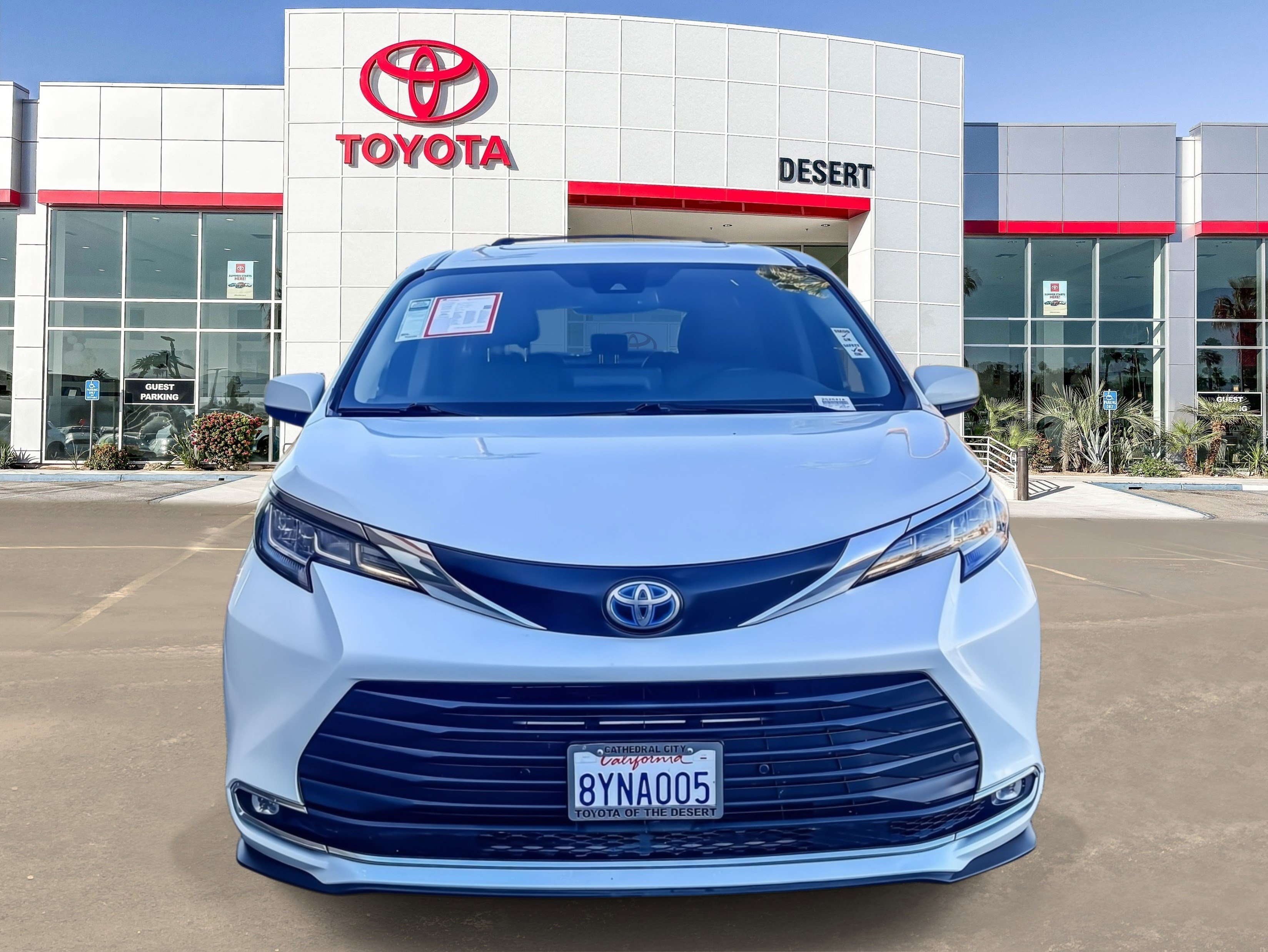 2022 Toyota Sienna XLE photo 2