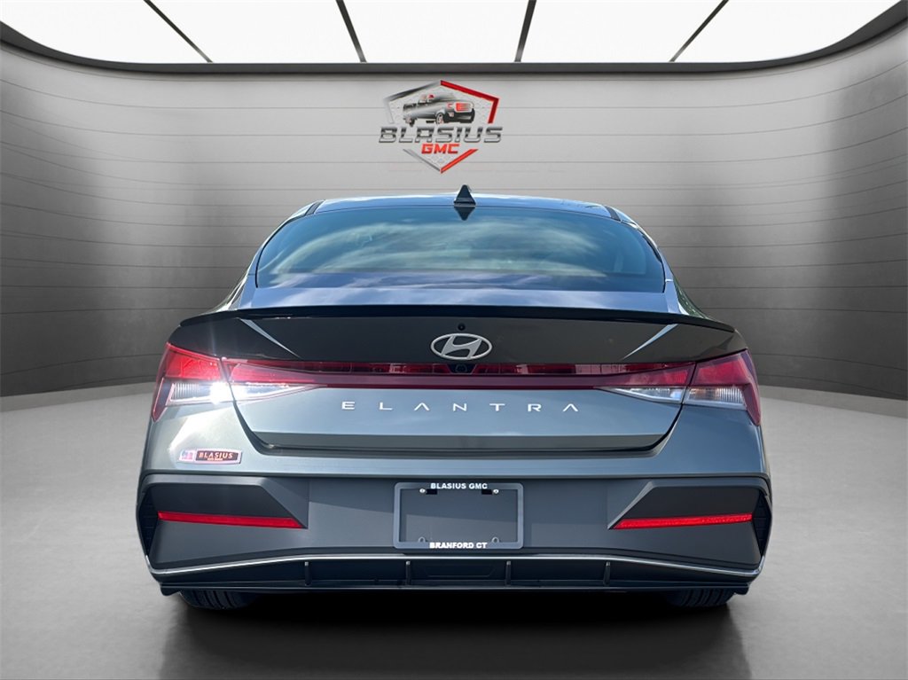 2025 Hyundai Elantra SEL Sport photo 4