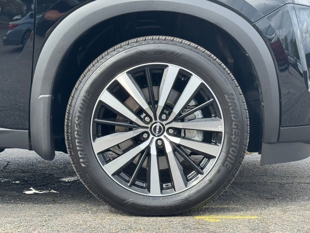 2025 Nissan Pathfinder Platinum photo 2