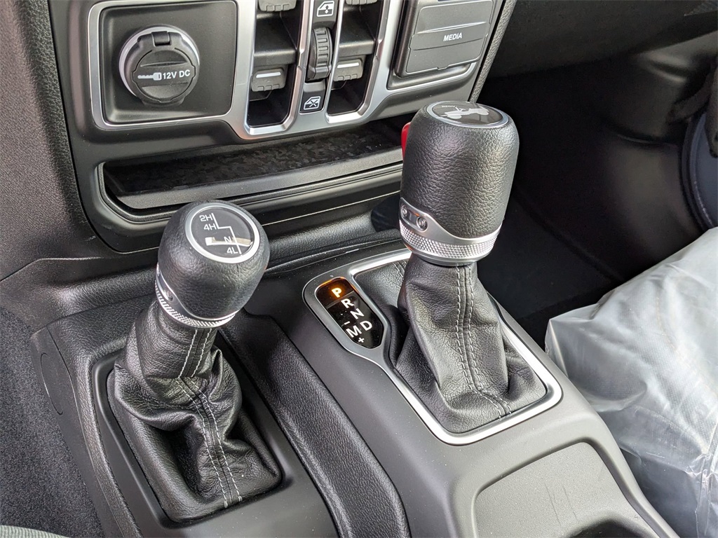 2025 Jeep Wrangler photo 14