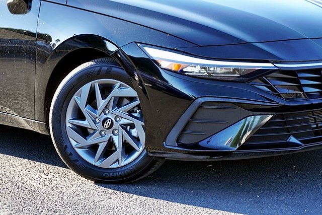 2024 Hyundai Elantra SEL photo 3