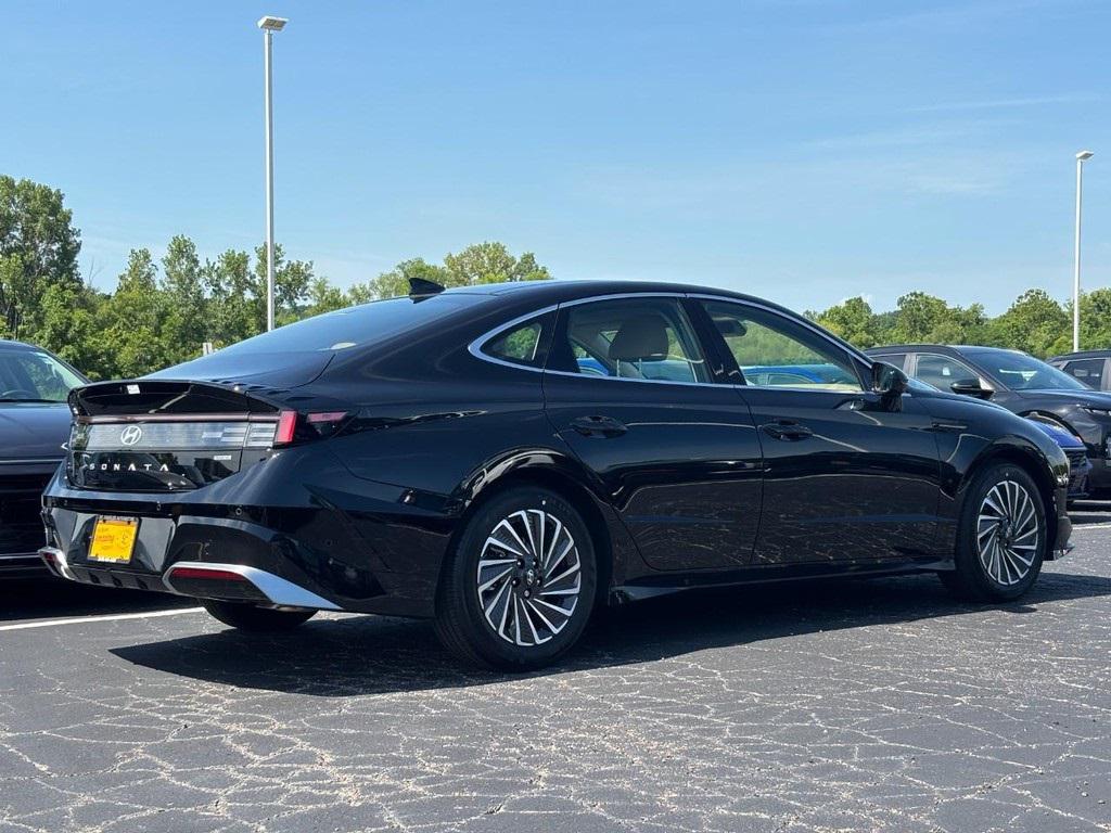 2025 Hyundai Sonata Hybrid Limited photo 3