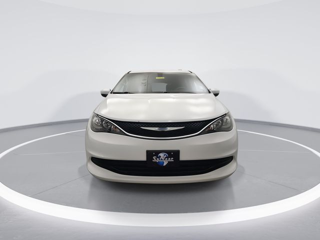 2017 Chrysler Pacifica Touring photo 3