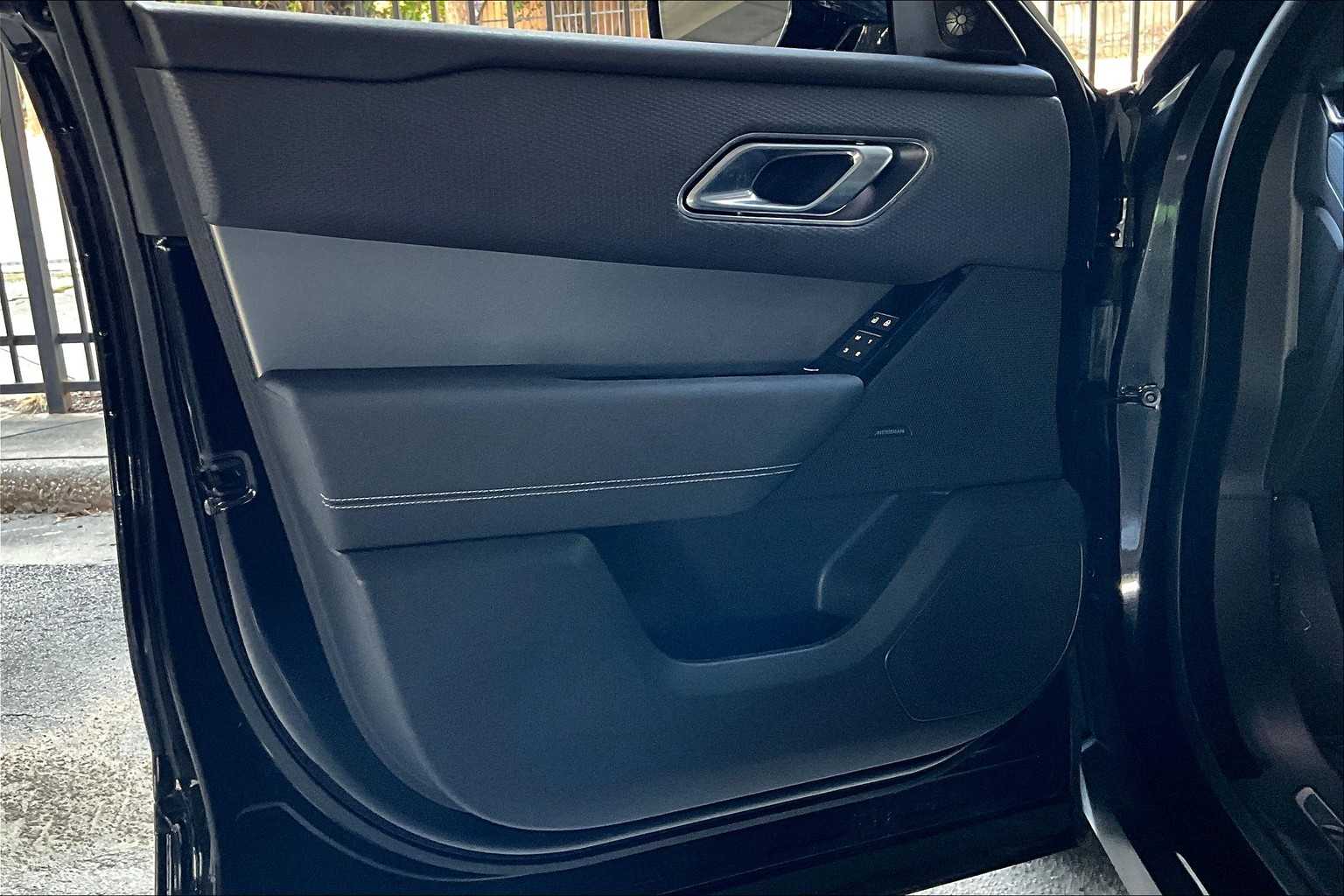 2023 Land Rover Range Rover Velar R-Dynamic S photo 17