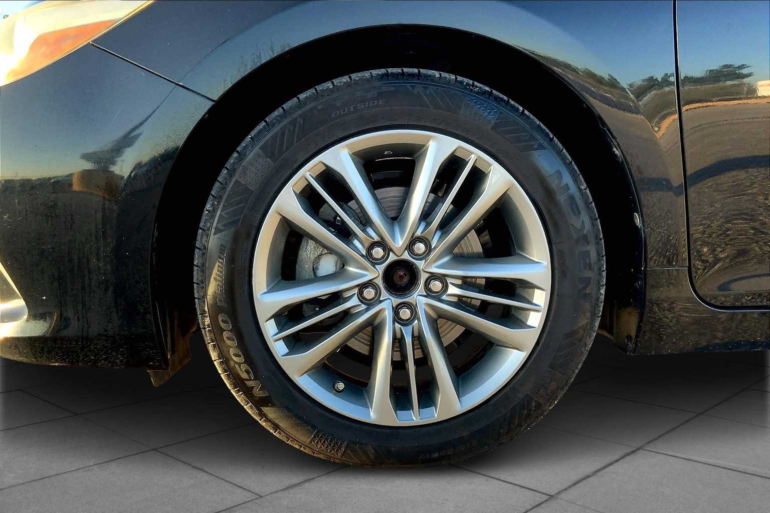 2015 Toyota Camry SE photo 10