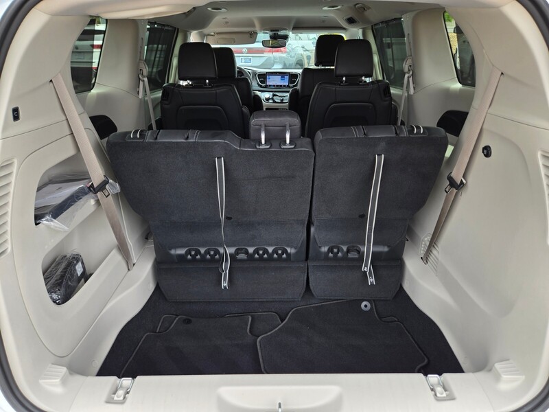 2022 Chrysler Pacifica Touring L photo 10