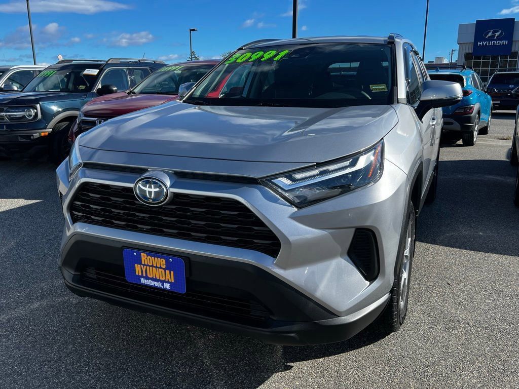 2022 Toyota RAV4 Hybrid XLE photo 2
