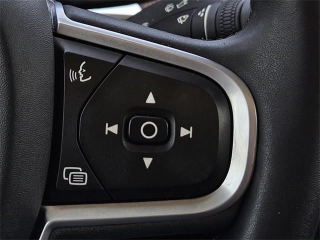 2022 Volvo XC60 B5 Momentum photo 15