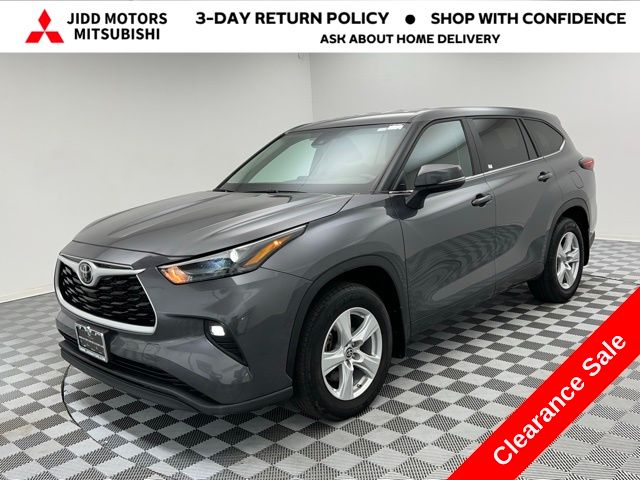 2024 Toyota Highlander LE's photo