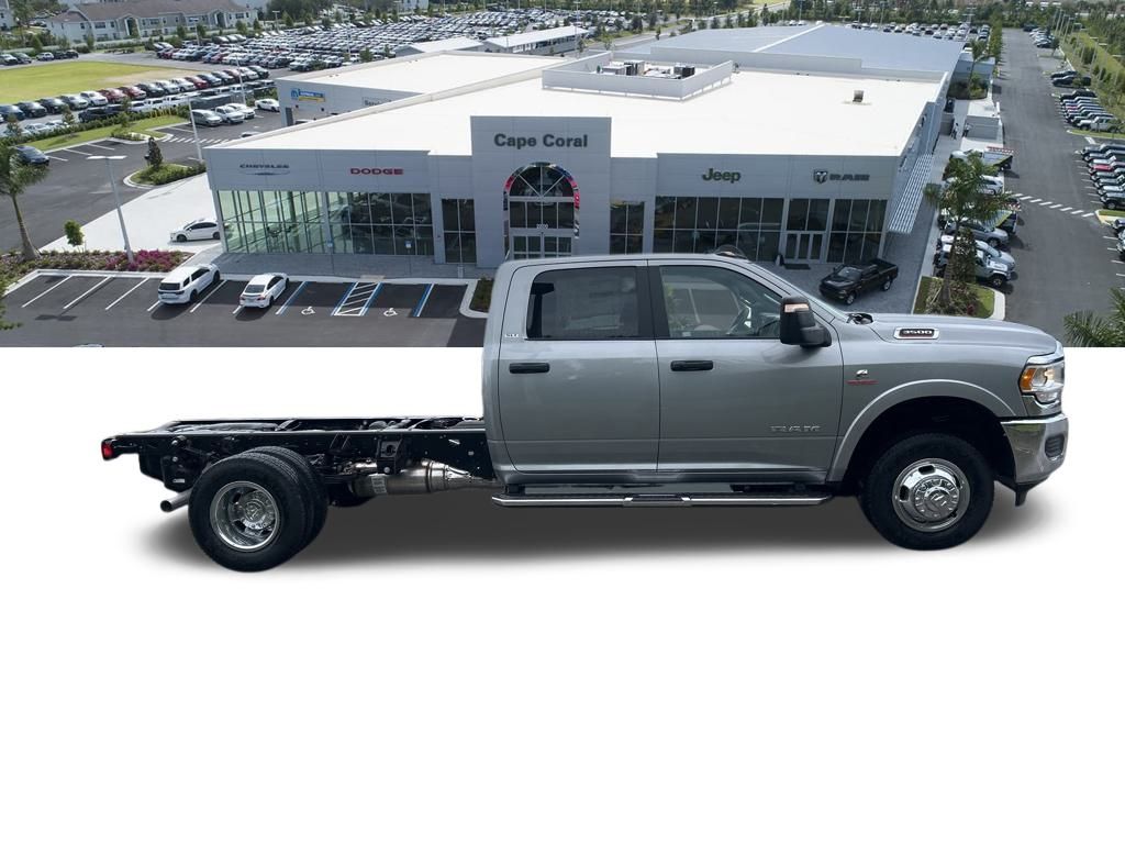2024 Ram 3500 SLT photo 3