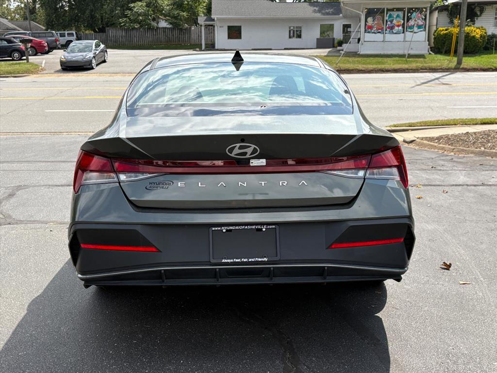 2024 Hyundai Elantra SEL photo 4
