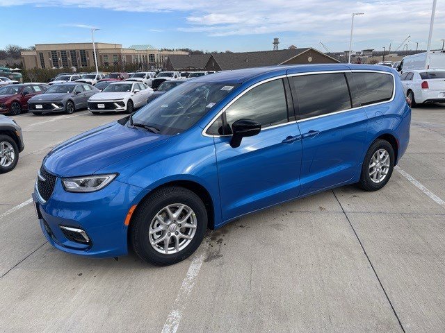 2026 Chrysler Pacifica Select's photo