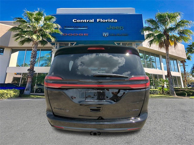 2026 Chrysler Pacifica Limited photo 2