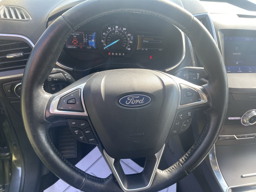 2020 Ford Edge Titanium photo 2