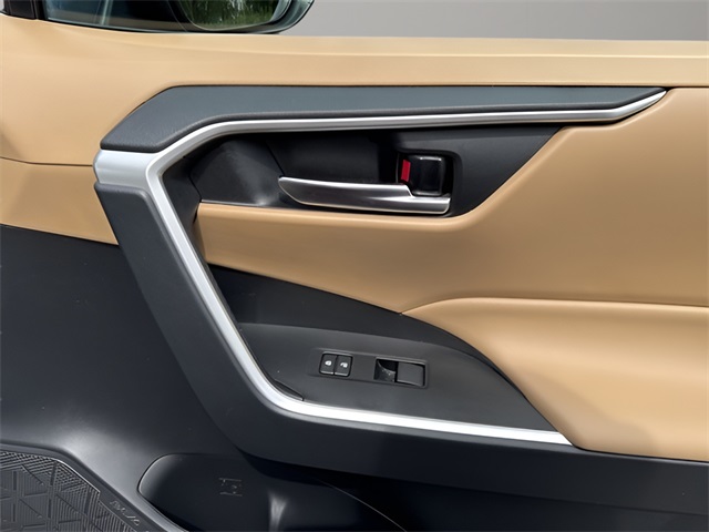 2021 Toyota RAV4 XLE photo 24
