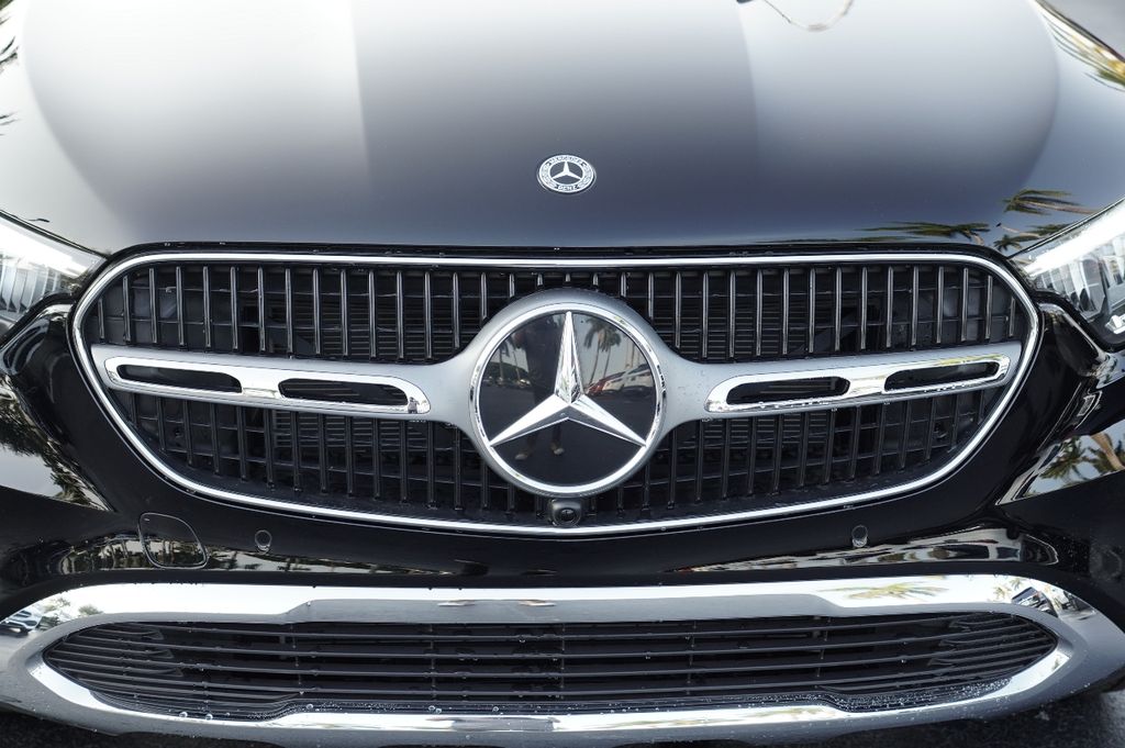 2025 Mercedes Benz GLC 300 photo 7