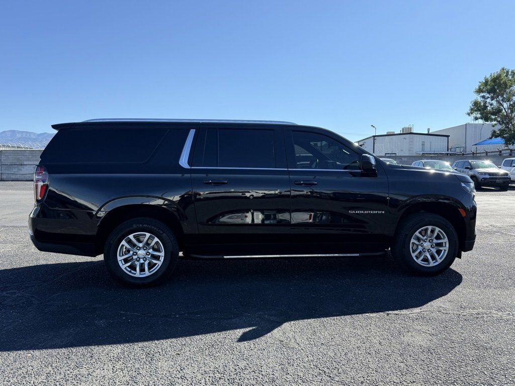2024 Chevrolet Suburban LT photo 3